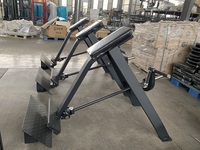 Machine à ramer inclinée de qualité commerciale, machine à ramer avec barre et plaques de poids, adaptée à l'entraînement de musculation.