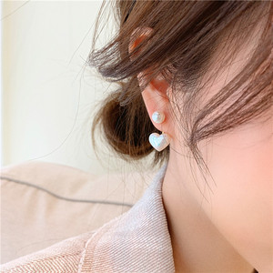 Orecchini a perno minimalisti a forma di cuore con perle finte da donna, eleganti e versatili, gioielli alla moda per le orecchie - Product Image 3