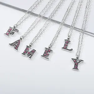 Colgante de diamante con 26 letras para mujer, juego de color de aceite negro de viento europeo y americano, con diseño creativo de nombre de mujer, pinyin clavícula ch