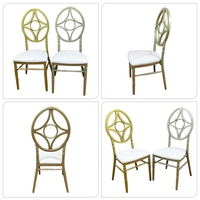 Chaise d'événement en métal doré et argenté avec dossier découpé en anneau concentrique, pieds à tiges et assise rembourrée blanche douce – Mobilier de fête