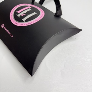 Sac cadeau rose avec impression feuille d'argent, poignée en satin noir, logo personnalisé, emballage de luxe pour perruques, boîtes en papier type sac à main - Product Image 5