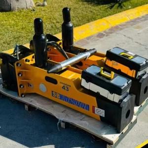Martillo Hidráulico Tipo Caja Soosan SB43 para Excavadoras y Retroexcavadoras con Peso de Transporte de 6-9 Toneladas, con Motor - Product Image 1