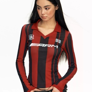 เสื้อยืดฟุตบอลปักลายตาข่ายสไตล์อเมริกัน เสื้อกีฬาวิทยาลัย เบสบอลย้อนยุค คอวี เสื้อฟุตบอล 24/25 สำหรับผู้หญิง - Product Image 3