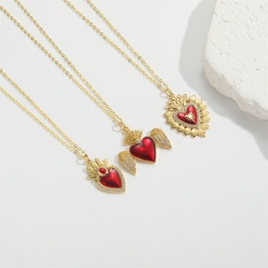 Collier avec pendentif Cœur Sacré émaillé rouge, bijoux religieux en or avec design ailes d'ange et couronne pour femmes - Product Image 4