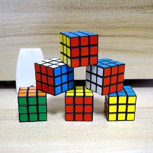 Mini cubo de Rubik de 3 cm, juguete de rompecabezas mágico 3X3 para niños de 5 a 7 años, regalo educativo unisex - Product Image 1