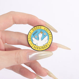 Silly Goose Society miembro esmalte Pin <span class=keywords><strong>hoy</strong></span> soy <span class=keywords><strong>un</strong></span> serio ganso Fitness pato Animal broche solapa insignia joyería regalo para amigos - Product Image 4
