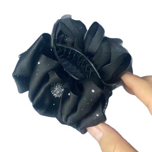 Pince à cheveux en satin noir, pince à cheveux en forme de griffe de requin, accessoire élégant pour chignon pour femmes. - Product Image 5