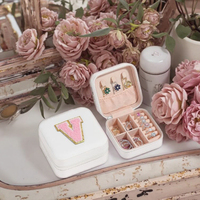 Petite boîte à bijoux de voyage portable avec broderie et lettrage, forme carrée, présentoir à bagues, étuis de rangement pour boucles d'oreilles et colliers