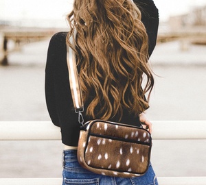 Sac à bandoulière unisexe pour femmes, nouveau style de sacoches en néoprène à fermeture éclair personnalisée pour appareil photo de luxe de styliste pour hommes - Product Image 3