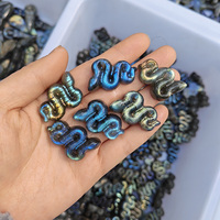 Venta al por mayor de adornos de piedras preciosas de labradorita talladas a mano con forma de serpiente y murciélago para manualidades de joyería y decoración del hogar