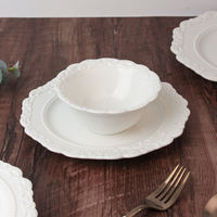 Vaisselle en céramique blanche d'élégance européenne, assiettes, bols, théière, bord festonné à fleurs, vaisselle en porcelaine