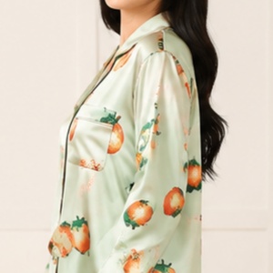 Pyjama en satin personnalisé imprimé numériquement pour femme – Ensemble de luxe sexy et confortable pour la nuit et la détente - Product Image 3