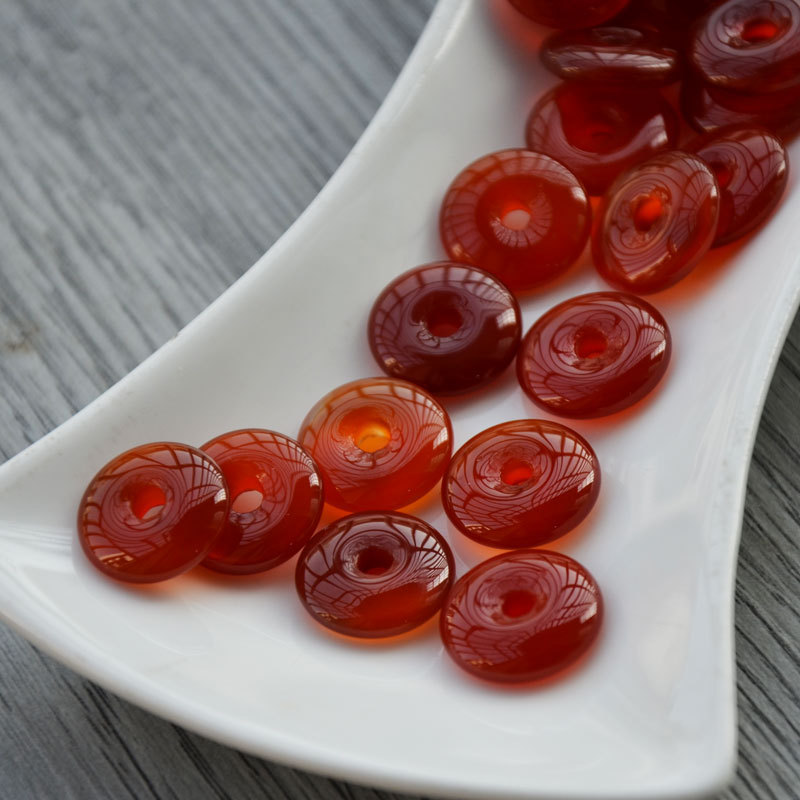 Une boucle de sécurité en agate rouge de 15 mm