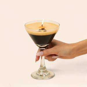 Bougie parfumée Hyper-Realistic Espresso Martini - Cadeau artisanal en cire de soja qui ressemble et sent comme le vrai cocktail - Product Image 4