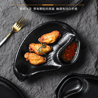 Assiette en mélamine noire irrégulière avec compartiment pour collations et sauces, idéale pour les fêtes et l'hôtellerie