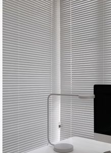 Volets anti-tempête manuels encastrés modernes et simples, volets roulants extérieurs anti-ouragan, stores verticaux pour hôtels en PVC et alliage d'aluminium - Product Image 2