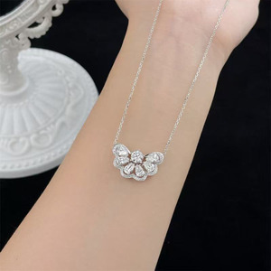 Collar con Colgante Ajustable de Plata Platino Pt950 con Diamante Cultivado en Laboratorio, Corte Pera, Diseño de Ala de Mariposa, Halo, Elegante y Moderno, 2.153ct IGI - Product Image 4