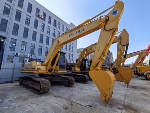 Excavatrice sur chenilles Komatsu PC220 d'occasion du Japon, série PC220-7 PC220-8, 22 tonnes, faible nombre d'heures de travail, à vendre - Product Image 6