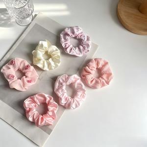 Coleteros de satén y gasa con diseño de rosa 3D, dulces coleteros florales elásticos, elegantes coleteros de tela para mujer. - Product Image 3