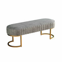 Banc ottoman ovale contemporain en velours rose capitonné avec pieds en métal doré pour tabouret