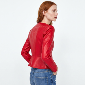 Nueva Chaqueta de Motera para Mujer de Piel de Oveja, Ecológica, Transpirable, con Detalles Rojos Tachonados y Rayas Tejidas con Letras Rojas - Product Image 1