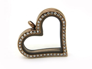 Nhà Máy Bán Hàng Trực Tiếp 316L Thương Hiệu OEM Chất Lượng Thép Không Gỉ Hình Trái Tim Bộ Nhớ Thủy Tinh Nổi Đồng Bằng Tinh Thể Mề Đay Mặt Dây Chuyền - Product Image 2