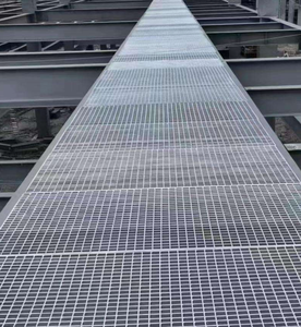 Grille en acier à verrouillage par pression - Garde-corps routier, couvercle de tranchée et passerelle minière |   Solution robuste pour les projets de construction - Product Image 5