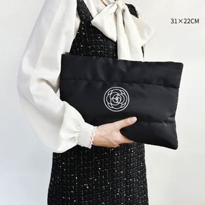 Grande trousse de toilette matelassée de voyage, pochette portable pour maquillage - Product Image 5