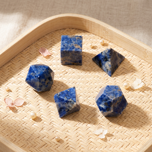 Lot de 5 figurines en pierre gemme de sodalite sculptées à la main, géométrie sacrée, solides formes platoniques, thème Amour, Gujarat – Vente en gros, durables - Product Image 4
