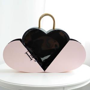 Scatola regalo in scatola di fiori in mano con scatola di fiori arte fiore regalo premium - Product Image 1