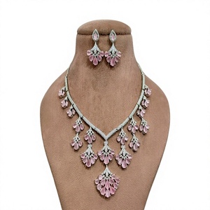 Ensemble collier et boucles d'oreilles tendance en zircon plaqué argent de qualité supérieure exclusive pour les occasions spéciales comme les fiançailles, les mariages et les soirées. - Product Image 2