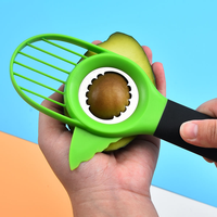 Multifunctionele 3-in-1 fruit- en groentetool, handmatig, van roestvrij staal en kunststof, avocado-snijder & -ontpitter met TPR-handvat