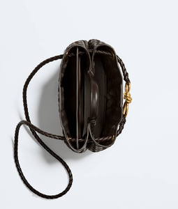 Bolso de mano Bottega BV con silueta alargada en piel Intrecciato flexible, con detalle de nudo distintivo y cierre deslizante Veneta - Product Image 3