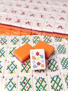 ชุดไพ่โป๊กเกอร์มาจอง 160 ใบ สีส้ม รุ่นใหม่ ขนาดพกพา 4 ชั้น ทำจากอะคริลิคแกะสลัก ดีไซน์ทันสมัย หรูหรา เป็นมิตรกับสิ่งแวดล้อม เหมาะสำหรับเล่นคาสิโน - Product Image 3