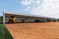 Poulailler en structure acier de grande envergure avec système de ventilation et silo à alimentation, design ferme pour l'élevage avicole commercial