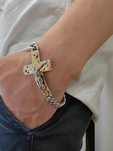 Bracelet Croix Crucifix en Acier Inoxydable 316L Plaqué Or 18 carats et Argent, Chaîne Curb, Bijoux Religieux Corpus pour Hommes et Femmes, Vente en Gros, Personnalisation OEM - Product Image 4