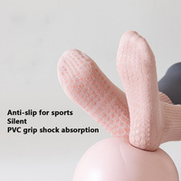 Chaussettes de yoga antidérapantes en coton de haute qualité avec logo personnalisé, épaisses, en tissu éponge, pour femmes, chaussettes de sport à compression, chaussettes de pilates