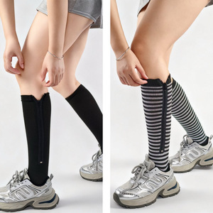 Calcetines de compresión hasta media pantorrilla para mujer con cremallera lateral, rayas negras, estilo deportivo para uso diario informal. - Product Image 1