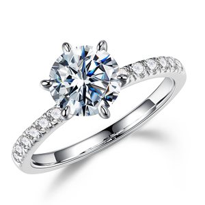 Bague de fiançailles classique en moissanite ronde, argent 925 plaqué rhodium, sertissage pavé, bijoux pour femmes - Product Image 1