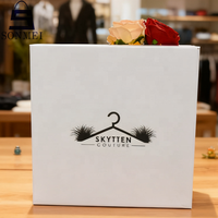 Boîte en carton personnalisée avec poignée pour emballage de vêtements et de chaussures cadeaux