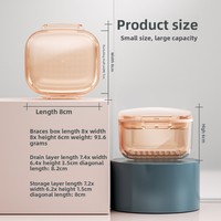 Boîte de rangement portable à trois niveaux pour aligneurs et gouttières orthodontiques invisibles, avec compartiments superposés et couche de drainage