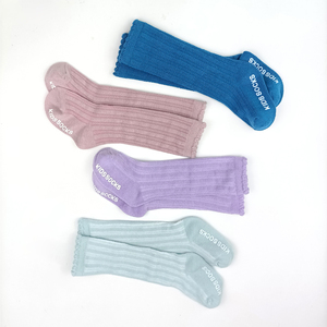 Calcetines de tubo para niños con logo personalizado, al por mayor, de algodón clásico, antideslizantes, para bebés y niños. - Product Image 3