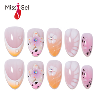 32 faux ongles à presser, rose laiteux et orange ombré, forme amande moyenne, motif coquillage, fleurs 3D et strass effet aurore
