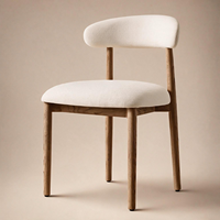 Ensemble de salle à manger rond en travertin Wabi-Sabi avec base en chêne et fauteuils crème pour villas de luxe et projets hôteliers