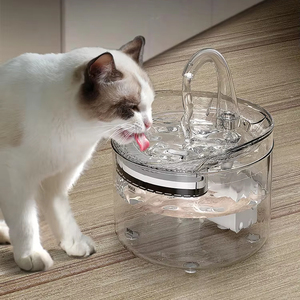Fontaine à eau pour animaux de compagnie imperméable de 2 L pour chiens et chats, super silencieuse, automatique, avec poignée, alimentée par charge, utilisation en intérieur - Product Image 1