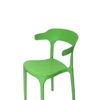 Fauteuil en plastique empilable durable de style européen avec accoudoirs, écologique et confortable, pour jardin et salle à manger extérieure (vente en gros)