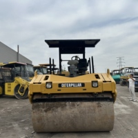 Rouleau vibratoire tandem Caterpillar CB564D à double fréquence et quatre amplitudes de vibration pour le compactage des surfaces en asphalte routier