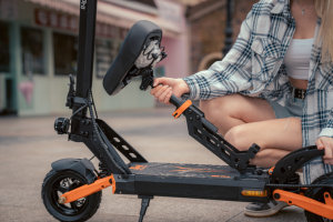 Scooter Eléctrico Plegable de Dos Ruedas, Resistente al Agua, con Suspensión Completa, Capacidad de Carga de 120 kg, Tecnología Pro Next-Gen, Sin Escobillas, de Litio, para Contratos en Sitio - Product Image 2