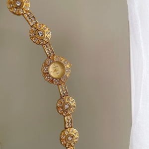 Orologio Vintage da Donna <span class=keywords><strong>Color</strong></span> <span class=keywords><strong>Oro</strong></span> con Quadrante a Fiore di Prugna Incastonato di Strass Lussuoso e di Alta Gamma - Product Image 1