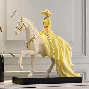 Scultura Artistica di Lusso Moderna e Discreta in Resina Sintetica, Raffigurante Principessa Equestre, Regalo Aziendale Creativo per l'Ufficio - Product Image 1